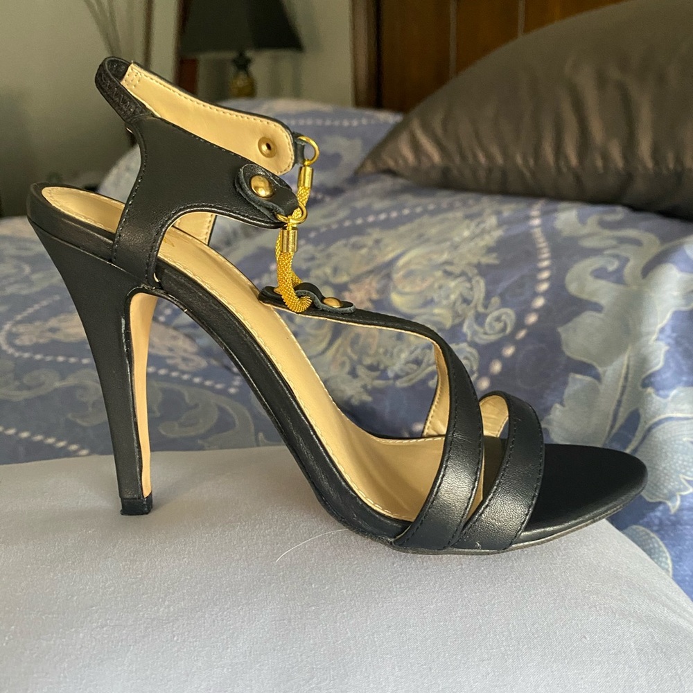 Victoria Secret’s black heels size 6